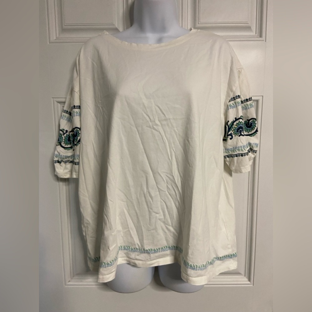 T27a- UNIQLO x ANNA SUI White Boho Print T-Shirt